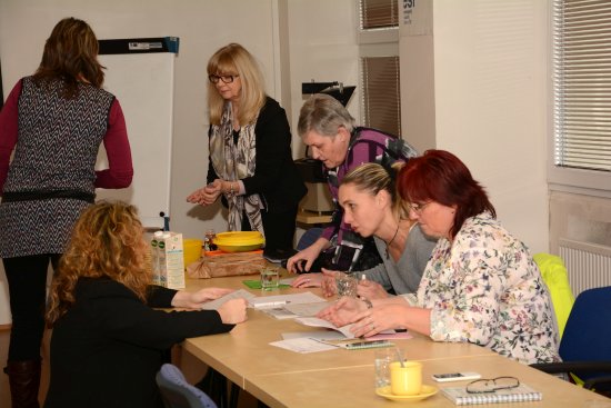 Na poradě ředitelů kopřivnických základních škol probíhala i ochutnávka zdravých potravin, které by se mohly objevit v nabídce školních bufetů.
FOTO: DAVID MACHÁČEK
