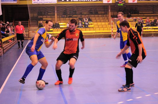 Kapitán Jokeritu Karel Prchal (vlevo) v souboji o míč s jedním z krmelínských hráčů ve čtvrtfinále Divize F. V pozadí čeká na přihrávku Tomáš Fendrich.
FOTO: KRISTINA ČABLOVÁ