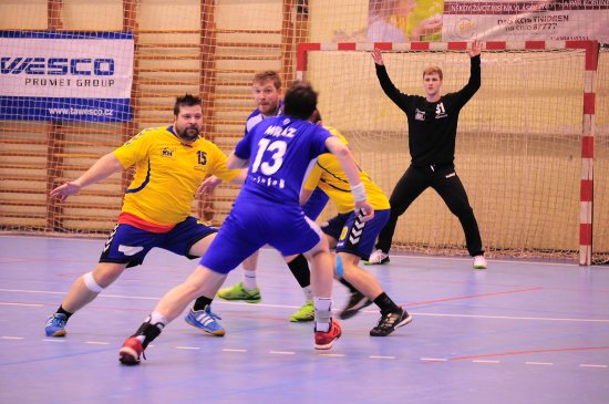 Jiří Gřes (č. 15) se staví do cesty brněnskému hráči, za nímž ještě brání bratr Jan Gřes. V pozadí je přichystaný na střelu kopřivnický brankář Marek Žingor.
FOTO: KRISTINA ČABLOVÁ