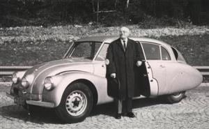Hans Ledwinka s vozem Tatra 87, který dostal jako dar při setkání se svými fanoušky v roce 1965
v Mnichově. FOTO: ArCHIV, MUZEUM TATrA