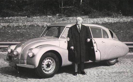 Hans Ledwinka s vozem Tatra 87, který dostal jako dar při setkání se svými fanoušky v roce 1965
v Mnichově. FOTO: ArCHIV, MUZEUM TATrA