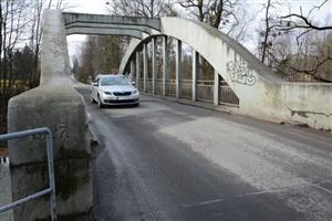 Letos se Lubinští konečně dočkají opravy mostu, po níž volali již několik let. Práce na jeho rekonstrukci budou znamenat výrazné dopravní omezení a mnohakilometrovou objížďku.
FOTO: DAVID MACHÁČEK