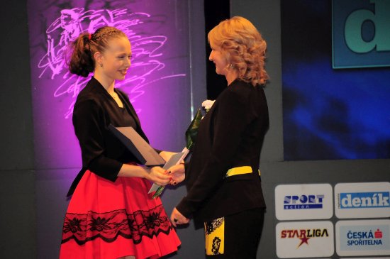 Klára Štěpánová (vlevo) byla v minulém týdnu vyhlášena nejlepší sportovkyní okresu. Podobné pocty se jí dostalo také na krajské úrovni. 
FOTO: K. ČABLOVÁ