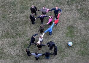 Pracovníci odboru životního prostředí s vedením města vytvářeli písmena, pomocí nichž bude vytvořen vzkaz Zemi k jejímu svátku.
FOTO: DANA HOĎÁKOVÁ