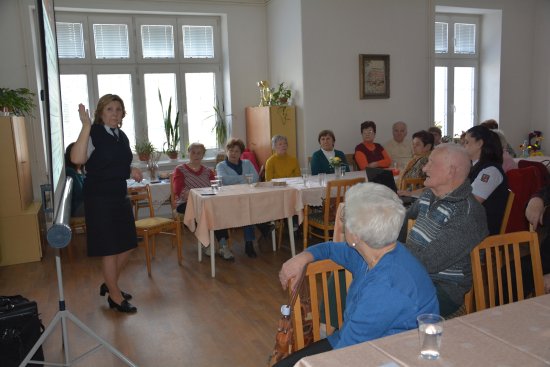 Preventistky Hasičského záchranného sboru MSK Nový Jičín seniorům v klubu důchodců přibližovaly možnosti, jak byt chránit proti vyhoření.
FOTO: DANA HOĎÁKOVÁ
