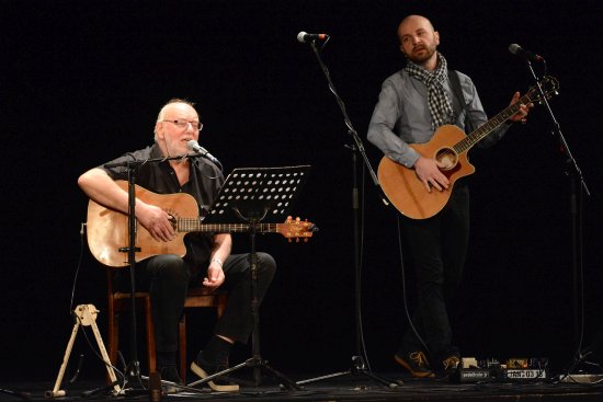 Jan Nedvěd zahrál řadu svých hitů kopřivnickému publiku společně s písničkářem Pavlem Helanem a pianistou Jindrou Konířem.
FOTO: DAVID MACHÁČEK