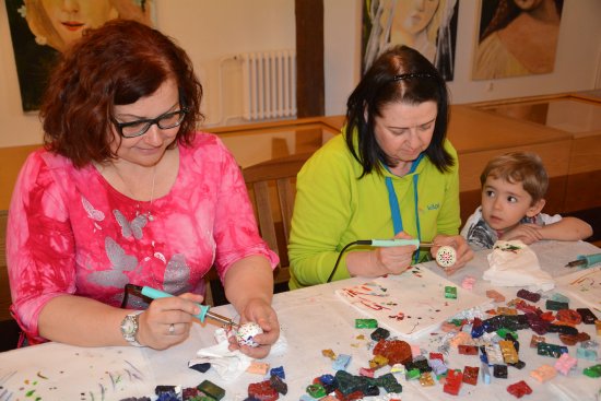 Poprvé se na Fojtství uskutečnila celodenní akce, kdy si rodiče s dětmi mohli nazdobit velikonoční vajíčka technikou enkaustiky.
FOTO: DANA HOĎÁKOVÁ