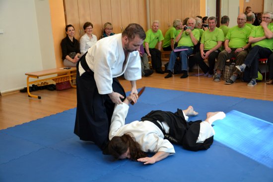 Absolventi seniorského kurzu sebeobrany po předání diplomů přihlížejí ukázkám lektorů Pavla a Jana Němcových.
FOTO: DANA HOĎÁKOVÁ
