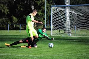 Jiří Jalůvka (FC Vlčovice-Mniší) neuspěl v souboji s brankářem Fryčovic v prvním domácím utkání jarní části sezony.
FOTO: KRISTINA ČABLOVÁ
