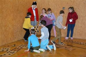 Dánského pohádkáře Andersena si lubinští školáci připomněli dopolední projektovou akcí, kterou pro ně připravil místní dům dětí a mládeže.
FOTO: DANA HOĎÁKOVÁ