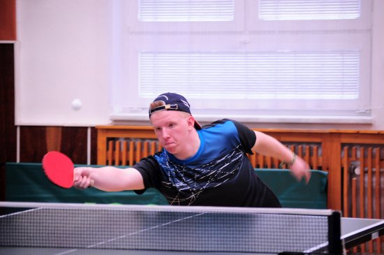 Zdeněk Jáchym (na snímku) vyhrál v páru se Stanislavem Peichlem Velikonoční turnaj dvojic neregistrovaných hráčů ve stolním tenise.
FOTO: KRISTINA ČABLOVÁ