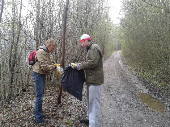 Jedenáct členů Klubu českých turistů nasbíralo během jednodenní úklidové akce 150 kilogramů odpadů.
FOTO: RADOMÍRA BLAHUTOVÁ
