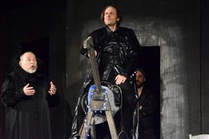 Inscenací Shakespearovy komedie Něco za něco vyvrcholil aktuální ročník divadelního předplatného kulturního domu. Hostování ostravské Komorní scény Aréna bylo důstojnou tečkou za sezonou.
FOTO: DAVID MACHÁČEK