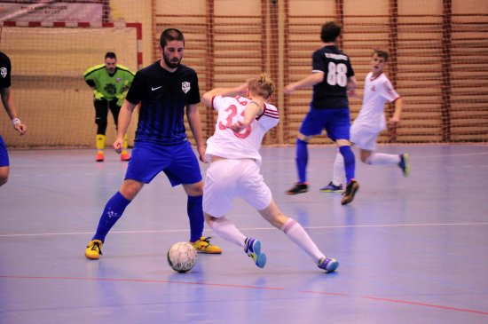 Hráč FU Kopřivnice Petr Okřesík (v tmavém dresu) čeká, co udělá jeho soupeř z Třince. Kopřivnický celek v tomto duelu Poháru přehrál hosty 7:3.
FOTO: KRISTINA ČABLOVÁ