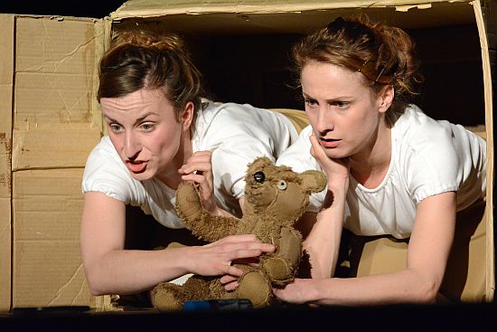 Hlavní roli Jany v inscenaci na Slepačích krídlach Bábkového divadla z Bratislavy ztvárnily hned dvě herečky, Anna Čonková a Jazmína Piktorová. Představení si z letošní Kopřivy odvezlo cenu za tvůrčí přínos.
FOTO: DAVID MACHÁČEK
