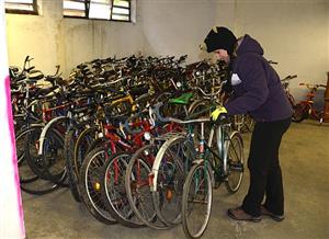 Do parku E. Beneše lidé přivezli celkem 113 kol, která pomůžou dětem v Africe dostat se do školy. Další sbírka proběhne 16. května. 
FOTO: D. HOĎÁKOVÁ
