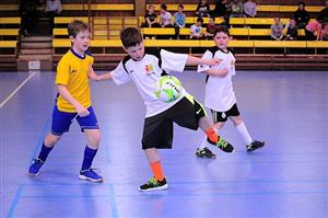 Žáci ročníků narození 2007/10 ze ZŠ Alšova (hráči vpravo) si druhým místem v okrskovém kole zajistili postup do okresního finále. 
FOTO: KRISTINA ČABLOVÁ
