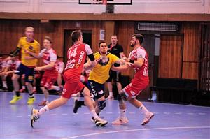 Jan Gřes (KH Kopřivnice) se probíjí mezi dvěma hráči Nového Veselí, s nímž se Kopřivničtí  utkali v posledním domácím zápase této sezony.
FOTO: KRISTINA ČABLOVÁ
