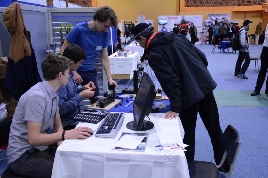 Na přehlídce technických oborů se prezentovaly průmyslové podniky z okolí, ale také projekty studentů zdejší střední školy.
FOTO: DAVID MACHÁČEK