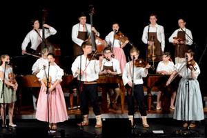 Jeviště kulturního domu zaplnily tři desítky členů zdejších cimbálových muzik a publikum výjimečného koncertu takřka vyprodalo velký sál.
FOTO: DAVID MACHÁČEK