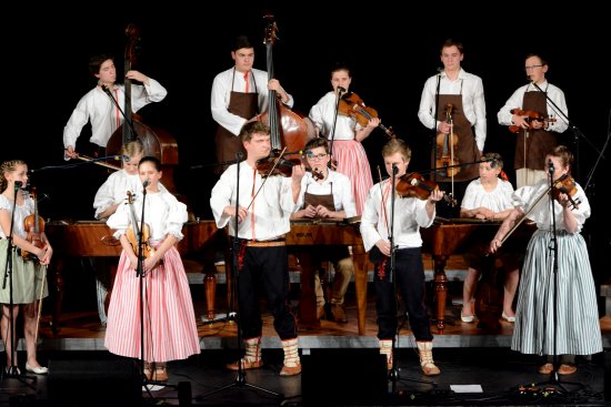Jeviště kulturního domu zaplnily tři desítky členů zdejších cimbálových muzik a publikum výjimečného koncertu takřka vyprodalo velký sál.
FOTO: DAVID MACHÁČEK
