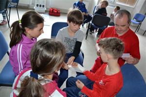 Součástí okrskového kola dopravní soutěže bylo i prověření znalostí z oboru zdravovědy.
FOTO: DANA HOĎÁKOVÁ