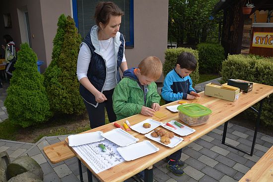Pod dohledem Daniely Kostelníkové si děti vyráběly svíce z voskového plástu nebo zdobily perníčky.
FOTO: DANA HOĎÁKOVÁ
