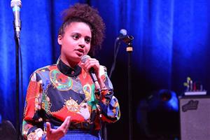 Nekorunovaná královna tuzemské slampoetry Ellen Makumbirofu byla jedním z performerů, kteří bavili kopřivnické publikum v úvodu letošního indoorového minifestivalu May Day.
FOTO: DAVID MACHÁČEK
