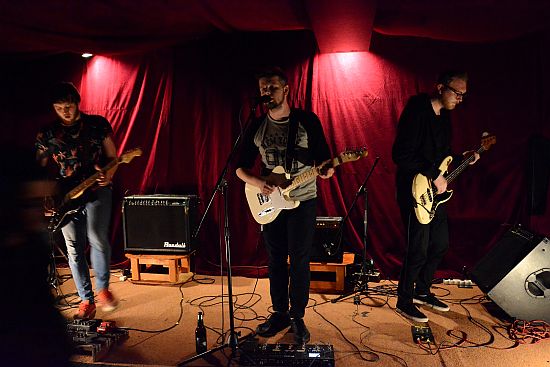 Postrocková kapela Kirov z Petrohradu odehrála přesně před týdnem koncert v kopřivnickém Localu Mandala. Předskokanem jim bylo místní duo Neurit.
FOTO: DAVID MACHÁČEK
