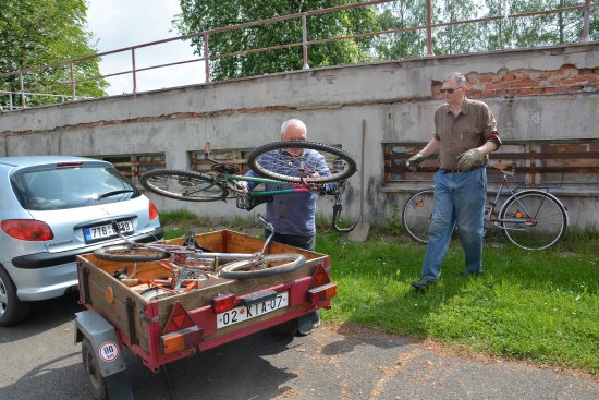 V rámci druhé sbírky Kola pro Afriku se jich tentokrát sešlo 125. V Kopřivnici se podařilo dát dohromady podobné množství kol jako například v mnohem větší Jihlavě. 
FOTO: D. HOĎÁKOVÁ