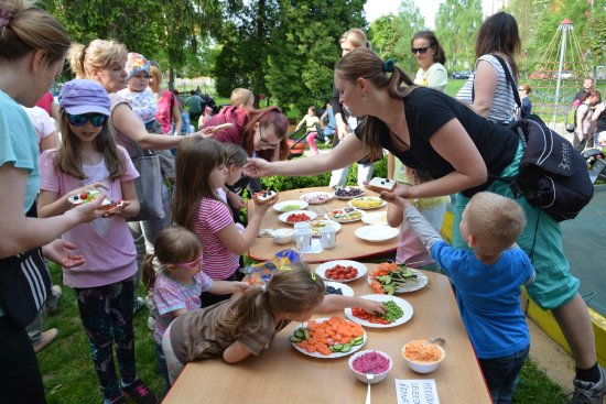 V MŠ I. Šustaly si na zahradě děti s velkou chutí připravovaly zdravé, ale přitom veselé svačinky.
FOTO: DANA HOĎÁKOVÁ