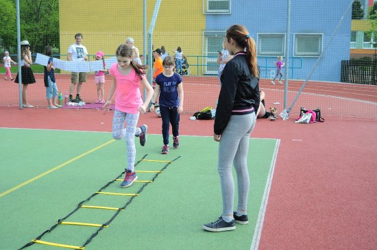 Pro děti byly na hřišti ZŠ Alšova přichystány především sportovní disciplíny, u nichž pomáhali žáci této školy.
FOTO: KRISTINA ČABLOVÁ