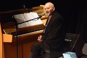 Jan Burian přijel do Kulturního domu v Kopřivnici se svým programem Ekologie duše, ve kterém střídal písničky s poezií a povídáním s publikem.
FOTO: DAVID MACHÁČEK