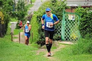 Dva běžci AK EZ Kopřivnice Martin Hrnčíř (vpředu) a Jiří Zátopek zdolávají na Štramberské desítce těžký úsek mezi zahrádkami.
FOTO: KRISTINA ČABLOVÁ