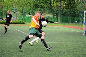 Adam Hanus (v pruhovaném) je kapitánem týmu FC Ďábelská Jelita, který ve 4. kole I. DRFG ligy malého fotbalu porazil Kamarádský Kyblík.
FOTO: KRISTINA ČABlOVÁ