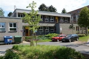 Mateřská škola Jeřabinka bude jednou ze tří školských budov, které během prázdnin získají nový kabát. Oprava školky přijde na víc než 12 milionů korun.
FOTO: DAVID MACHÁČEK