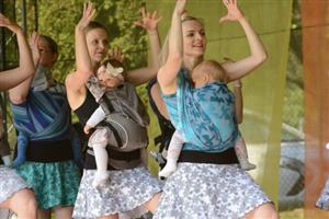 Součástí programu Šostýnské Venuše bylo i vystoupení klientek rodinného centra Heidi s kojenci v nosítkách a šátcích.
FOTO: DAVID MACHÁČEK