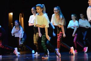 Tříhodinový koncert tanečního oboru ZUŠ Zdeňka Buriana dvakrát zcela vyprodal velký sál kulturního domu a navíc proběhlo ještě pět zkrácených představení pro základní a mateřské školy.
FOTO: DAVID MACHÁČEK