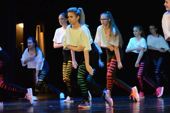 Tříhodinový koncert tanečního oboru ZUŠ Zdeňka Buriana dvakrát zcela vyprodal velký sál kulturního domu a navíc proběhlo ještě pět zkrácených představení pro základní a mateřské školy.
FOTO: DAVID MACHÁČEK