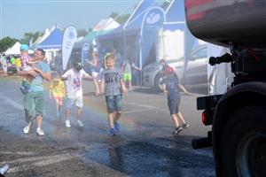 V horkém počasí o víkendu ocenili návštěvníci Kopřivnických dnů techniky také pravidelné průjezdy kropicích vozů mezi expozicemi jednotlivých vystavovatelů.
FOTO: DAVID MACHÁČEK