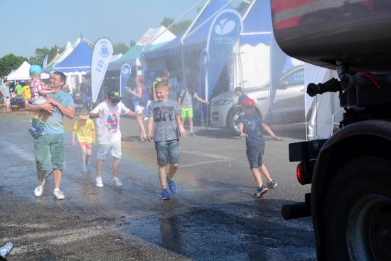 V horkém počasí o víkendu ocenili návštěvníci Kopřivnických dnů techniky také pravidelné průjezdy kropicích vozů mezi expozicemi jednotlivých vystavovatelů.
FOTO: DAVID MACHÁČEK