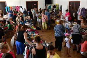 Prodejci a nakupující se v kopřivnickém Katolickém domě sešli tváří v tvář už podesáté a i tentokrát měl Blešák svůj charitativní rozměr.
FOTO: DAVID MACHÁČEK