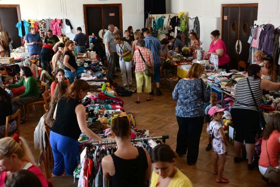 Prodejci a nakupující se v kopřivnickém Katolickém domě sešli tváří v tvář už podesáté a i tentokrát měl Blešák svůj charitativní rozměr.
FOTO: DAVID MACHÁČEK