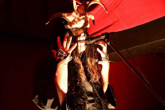 Zjevením premiérového MNDL Festu byl americký hudebník Andy the Doorbum. Jeho vystoupení bylo nejen koncertem, ale i znepokojivým rituálem.
FOTO: DAVID MACHÁČEK