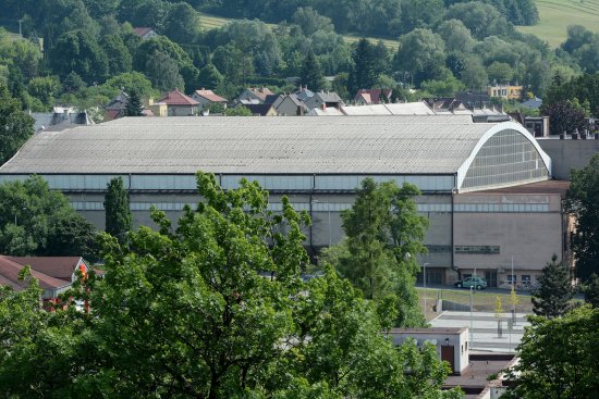 Velká plocha střechy kopřivnického zimního stadionu znamená i vysoké náklady na její rekonstrukci. Městu však potřebné peníze v rozpočtu chybí.
FOTO: DAVID MACHÁČEK