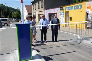 Otevření nového parkoviště za Kachlovkou spojila městská společnost Slumeko s oslavami dvaceti let fungování firmy. Její přínos pro město ocenil oficiálním poděkováním i starosta Kopřivnice Miroslav Kopečný.
FOTO: DAVID MACHÁČEK