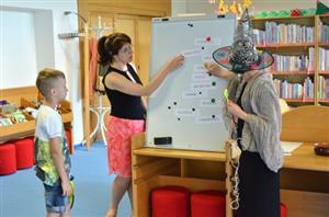 Žáci první třídy ze ZŠ Lubina byli v městské knihovně zkoušeni, jak umějí číst. Po složení zkoušky byli pasováni na čtenáře.
FOTO: LUCIE KAZLEPKOVÁ