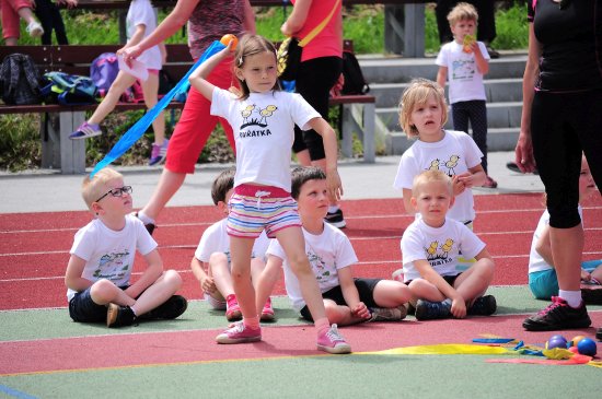 V minivíceboji mateřských škol závodily děti ve slalomovém běhu, hodu míčkem, skoku do dálky z místa a v běhu na jeden okruh (175 m).
FOTO: KRISTINA ČABLOVÁ