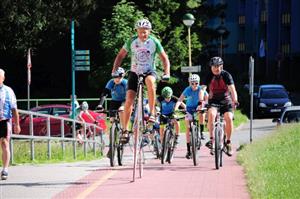 Josef Zimovčák přijíždí na velokole se starostou města Kopřivnice Miroslavem Kopečným a skupinkou ze SKI klubu Kopřivnice na náměstí před kulturní dům.
FOTO: K. ČABLOVÁ