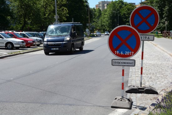 Do konce června musí řidiči počítat na Štramberské s omezením, které  způsobí instalace dopravního značení.
FOTO: DAVID MACHÁČEK